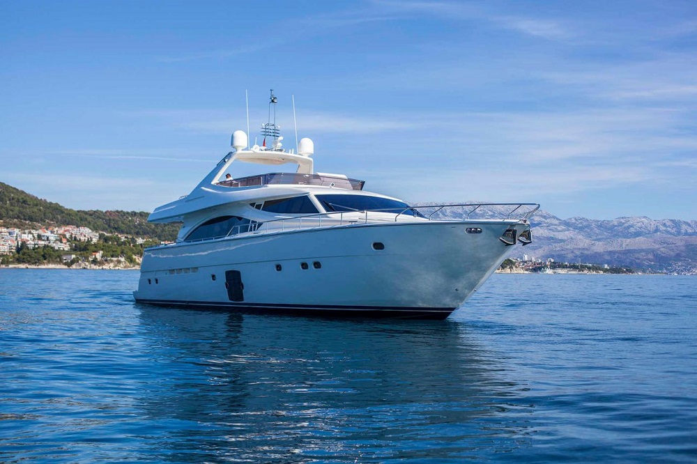 FERRETTI 830